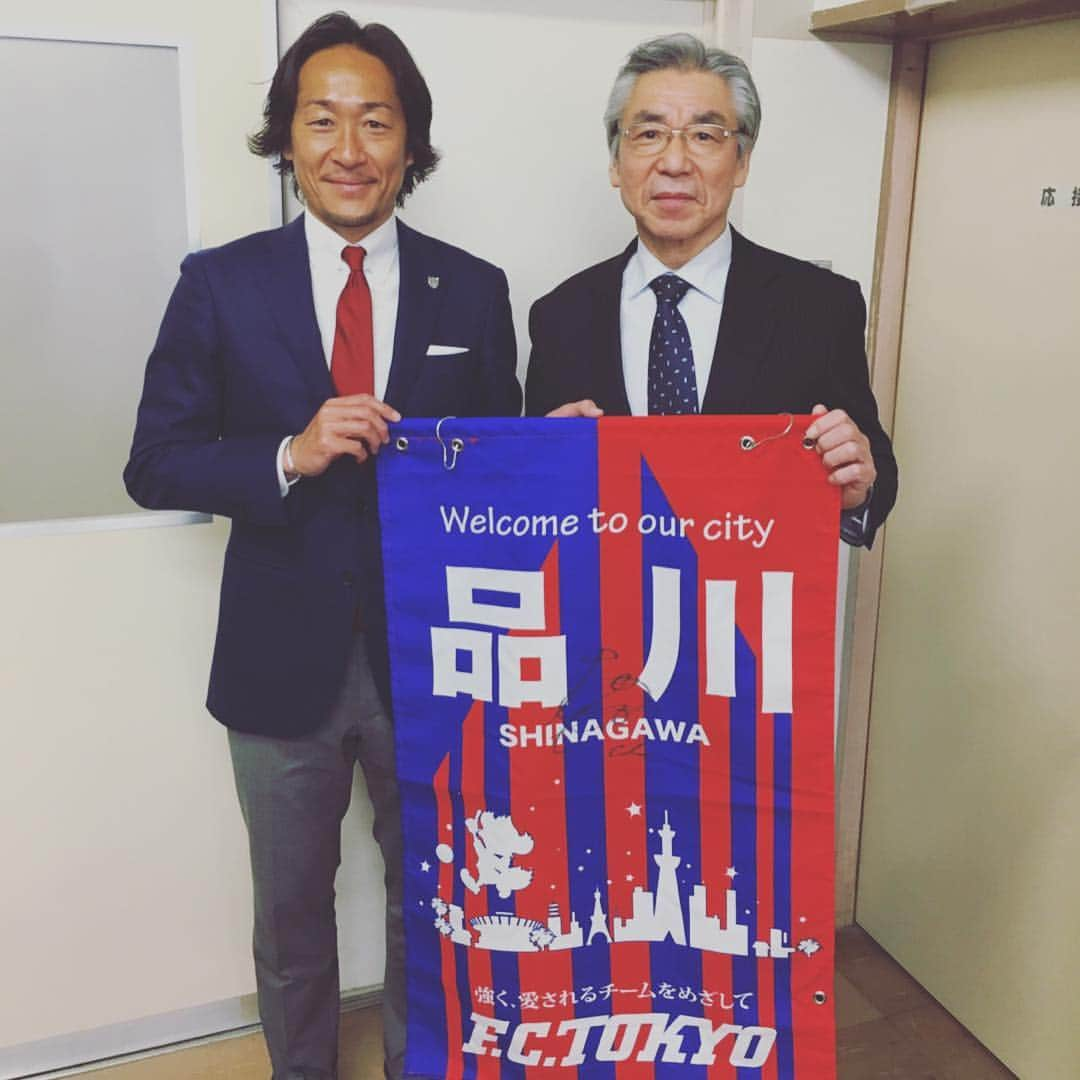 石川直宏さんのインスタグラム写真 - (石川直宏Instagram)「昨日は品川区立東海中学校の卒業を迎える9年生に向けて講演をさせていただきました！品川区は小中一貫教育を実施。 昔から商店会等でもクラブをサポートしていただいていたり、スクールも行う品川。日曜日もブラインドサッカーやイベントでお世話になります♪ 先日の偏頭痛で延期になっていたので、卒業前に会えて良かった🤝 新たな環境になっても自分らしくチャレンジし続けて欲しいと思います。 . #講演  #オリンピックパラリンピック教育 #品川区立東海中学校 #品川区 #品川 #しながわ」3月15日 10時31分 - sgss.18