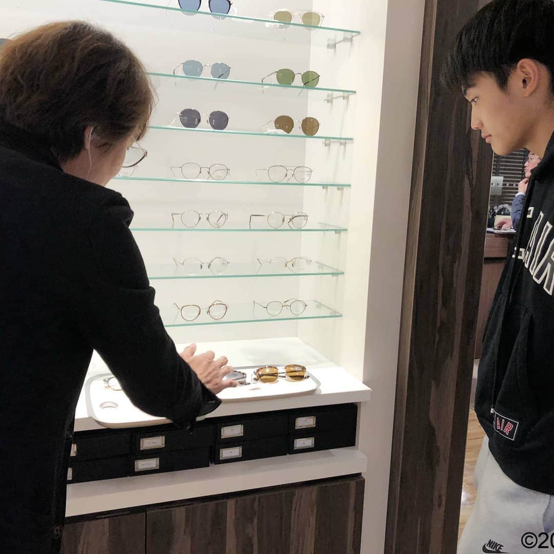 サンフレッチェ広島さんのインスタグラム写真 - (サンフレッチェ広島Instagram)「東俊希選手がクラブパートナーのメガネの田中様を訪問👓  すでに希望の形のメガネは決めていた東選手。 色違いのメガネを試着し、普段使いにぴったりのメガネに出会えました。 また、あまりかけたことがないというサングラスも選ばせていただき、メガネとは少し雰囲気の違うデザインをチョイス‼️ メガネの田中の皆さま、ありがとうございました🙇  #笑顔とメガネ #Smileact #メガネの田中 #東俊希選手 #sanfrecce」3月15日 10時32分 - sanfrecce.official