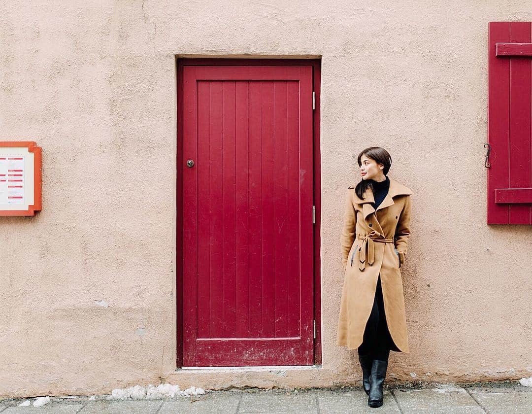 アン・カーティスのインスタグラム：「Followed you here but can’t find you. Where are you ahjussi? Shall I summon you? . 🍁 🕯 🇨🇦 . . @sweet.escape @laetitiaphotographe . . #JiANNEtak #ANNEventuresQUEBEC」