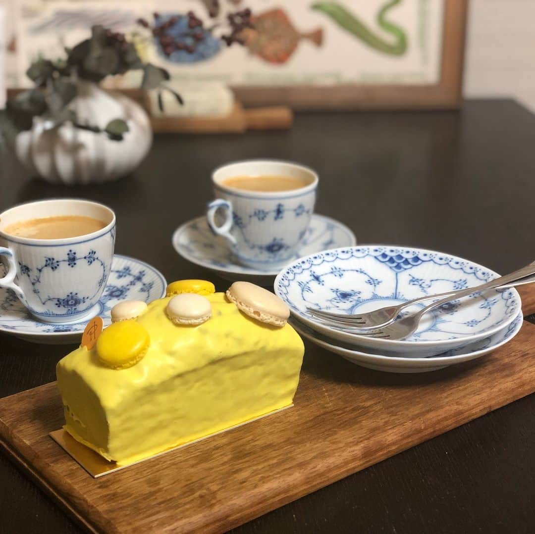 山﨑 薫のインスタグラム：「ホワイトデーに#ピエールエルメ のケーキを頂きました😍 オレンジピール？レモンピール？が入ってて、とても好みの味でした😆 美味し、幸せ❤️ #ホワイトデー #pierreherme #パウンドケーキ #マカロン」