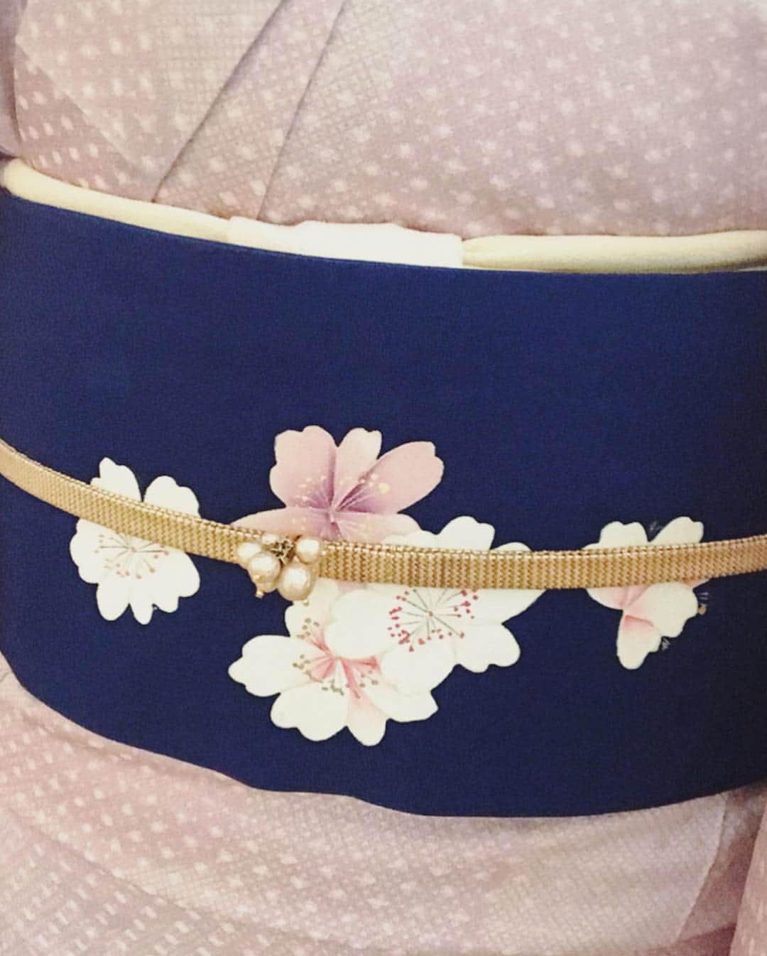 原田佳奈さんのインスタグラム写真 - (原田佳奈Instagram)「・ ・  この日の着物は、桜色の小紋に、濃いブルーの花柄の入った名古屋帯を合わせました。  春っぽく☺️ パールの指輪を帯締めに通して帯留め風にしてみました。  指輪はあまりしないので、こうやって活躍させてあげます笑  #着物 #着物コーディネート #kimono #春色コーデ  #桜をイメージ #落語へ」3月15日 10時41分 - kanaharada1211
