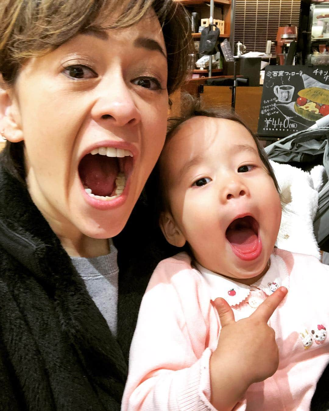 トムセン陽子さんのインスタグラム写真 - (トムセン陽子Instagram)「バカ親子♡ She always makes me happy. . . . #mylittlegirl #ベリ #おもしろい子 #今気づいたけど #手が #クレイジーケンさんになってる #いーねっ笑 #親子 #似た者同士 #iloveyou」3月15日 11時00分 - yokothomsen