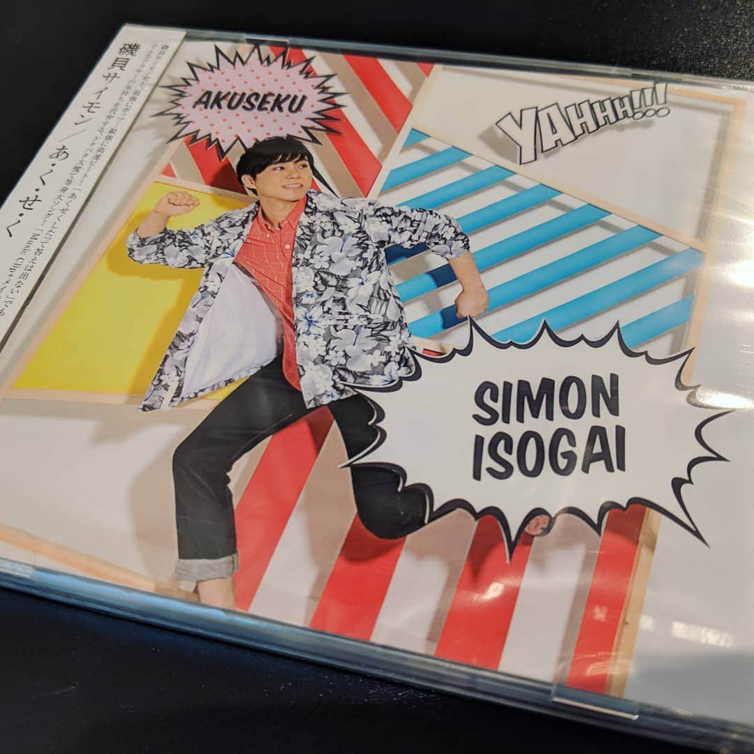 のインスタグラム：「ところで2013年発売のこちらのシングル「あ・く・せ・く」ですが、最近ライブ物販で並んでるのは今までのと違うんです。こちらはAmazon限定販売のType-Aというやつで、特典映像にMusic VideoとMakingが入っています！（ちなみにType-Bは完売しました）もしまだ手にしてないという方がいたら是非♪3/17福岡、3/21仙台、3/23京都、3/31東京、4/6高松でももちろん販売します☆」