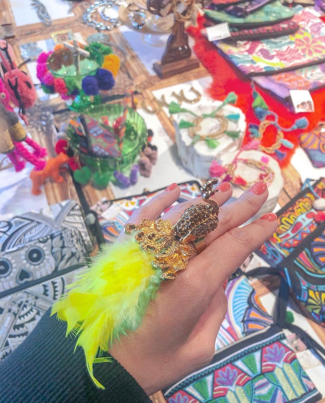 土井地恵理子さんのインスタグラム写真 - (土井地恵理子Instagram)「カラフルが詰まりに詰まった @burself_tokyo の展示会に @chie.mtzk と ワクワクが止まらない〜💗🧡💛 この鳥ちゃんのリングとか🤣👍🏻 ・ ありがとうございました〜🙌🏻 ・ ・ #burself #exhibition #colorful  #1980スウェットも気になる〜」3月15日 10時54分 - ericodoiji