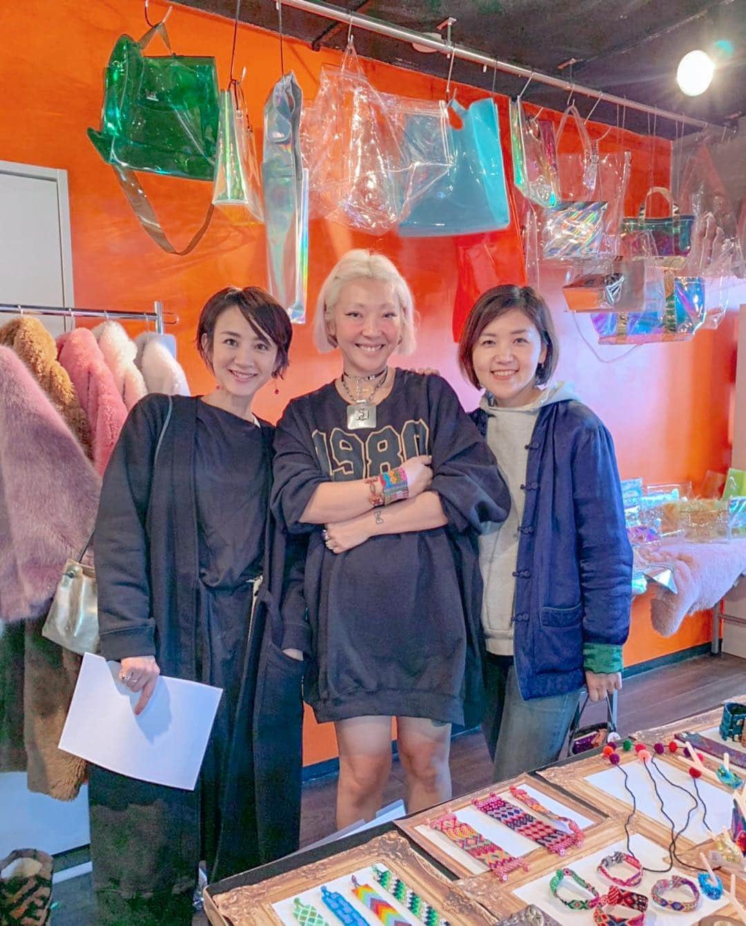 土井地恵理子さんのインスタグラム写真 - (土井地恵理子Instagram)「カラフルが詰まりに詰まった @burself_tokyo の展示会に @chie.mtzk と ワクワクが止まらない〜💗🧡💛 この鳥ちゃんのリングとか🤣👍🏻 ・ ありがとうございました〜🙌🏻 ・ ・ #burself #exhibition #colorful  #1980スウェットも気になる〜」3月15日 10時54分 - ericodoiji