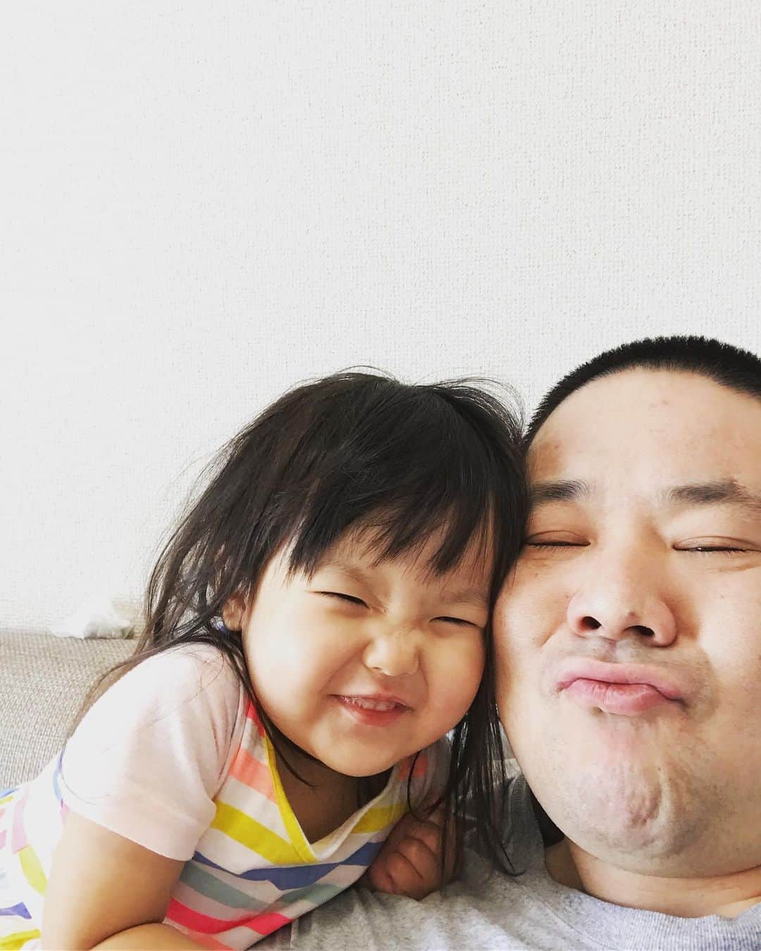 のインスタグラム：「#好井さんから子供の洋服をいっぱい頂いた！ #めちゃくちゃオシャレ！ #娘はこのカラフルなワンピースがお気に入りみたいです！ #好井さんありがとうございます！」