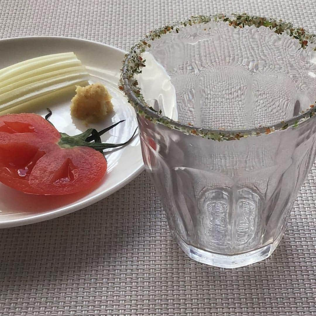 デルモンテ３６５プロジェクトさんのインスタグラム写真 - (デルモンテ３６５プロジェクトInstagram)「野菜のカクテル . こんにちは🍅野菜ソムリエの木幡雪絵です。 前回に続き、甘いカクテルが苦手な人向けのカクテルレシピをご紹介します。 今回は、凍らせた「デルモンテ 食塩無添加野菜ジュース」をちょっとアレンジ。 生姜が隠し味のシャリシャリ食感のカクテルで、ハーブソルトが味のアクセントになります。グラスに野菜を飾って、ヘルシーランチの食前酒にいかがですか？ それでは、スタート♪ . . 【シャリシャリベジカクテル】 . 《材料　２人分》 デルモンテ 食塩無添加野菜ジュース　　１００ｍｌ （Ａ）スピリッツ（ウォッカ）　　大さじ１ （Ａ）生姜汁  小さじ１ （Ａ）デルモンテ 食塩無添加野菜ジュース  ５０ｍｌ お好きな野菜（トマトスライス、セロリスティックなど）  適量 ハーブソルト  適宜 . 《つくり方》 ①「デルモンテ 食塩無添加野菜ジュース」は容器に入れて凍らせる。 ②小皿に水を入れ、グラスを伏せて置き、ふちに水をつける。 ③別皿にハーブソルトを入れ、②と同じ要領でグラスのふちにハーブソルトをつける。 ④ミキサーに①と（Ａ）を加えて混ぜ、③のグラスに静かに注ぐ。 ⑤④に野菜をかざる。 . . レシピを作ったら #デルモンテ365レシピ をつけて投稿してね♪ . . #野菜カクテル #ベジカクテル  #甘くないカクテル #食前酒  #おうちカクテル　#無塩野菜ジュース #野菜ジュース #無塩 #ヘルシー #デルモンテ365 #デルモンテ #キッコーマン #yummy #おいしい #料理 #グルメ #クッキングラム #デリスタグラマー #レシピ #ごはん #おうちごはん #クッキング #いただきます #インスタ映え #food #recipes #cooking #instafood」3月15日 11時02分 - kikkoman_delmonte