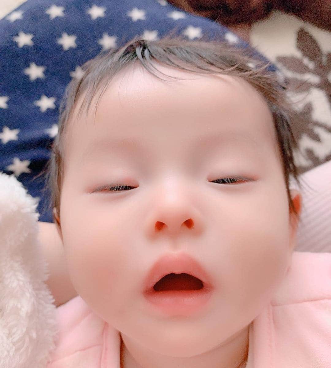 大知めぐみさんのインスタグラム写真 - (大知めぐみInstagram)「#結局 #泣く 笑 . かわいいなぁもう♡笑 . . . . . #ちび #かわいい #眉間のシワ #2018_autumn_baby部 #癒し #愛娘 #生後4ヶ月 #0歳 #0歳児ママ #ベビフル4ヶ月隊 #ママリ #コドモノ #赤ちゃん #赤ちゃんのいる生活 #初育児 #初育児奮闘中 #初出産 #新米ママ #新米ママと繋がりたい #2018_winter_baby部 #baby #japanesegirl #japanesebaby #女の子ベビー #女の子ママ #卒マタ#11月生まれの女の子」3月15日 10時57分 - megmeg0715