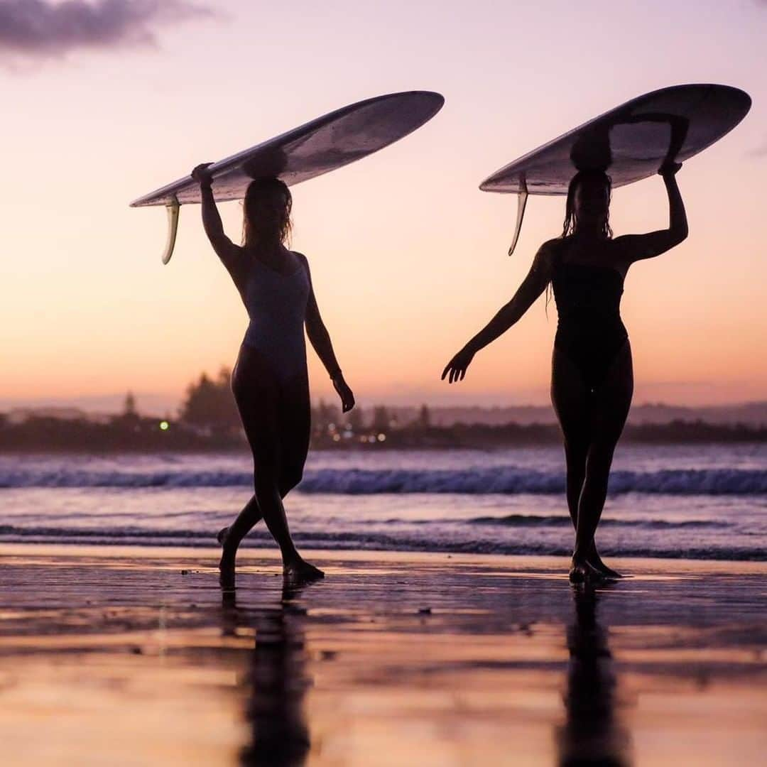 ロキシーさんのインスタグラム写真 - (ロキシーInstagram)「Golden hour in Byron with @grospiron_zoe & @elisetrigger 📷 @ceciliaphotographie」3月15日 11時00分 - roxy