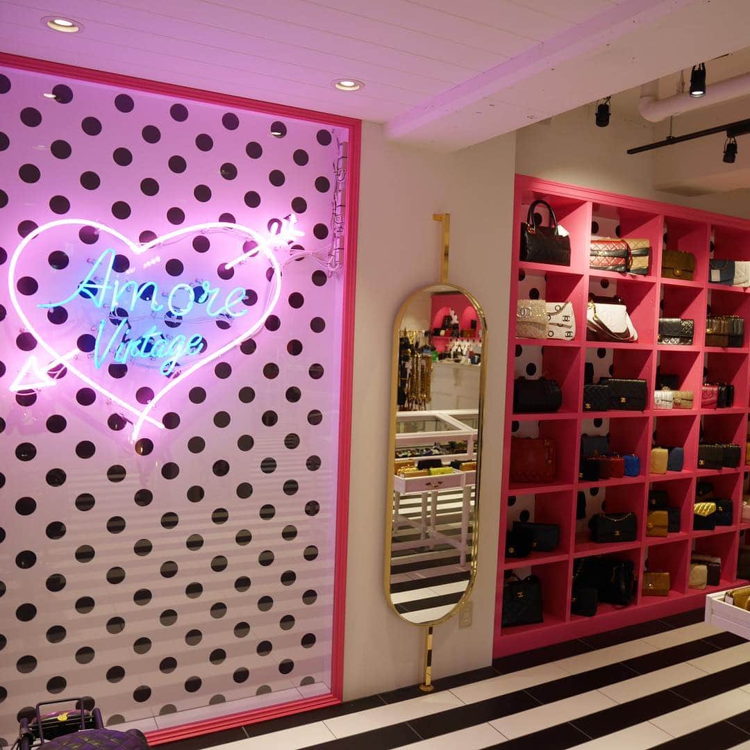 Vintage Brand Boutique AMOREさんのインスタグラム写真 - (Vintage Brand Boutique AMOREInstagram)「おはようございます🌼 AMORE vintage 表参道店 本日も20:00まで営業しております！ 表参道、青山にお越しの際は是非AMORE vintageにお立ち寄りください💖AMORE Omotesando is open as usual 11:00-20:00 today! Come visit us for the finest vintage Chanel collection! ✨お問い合わせ /  for inquiries → ✉️info@amorevintagetokyo.com  #ヴィンテージ #シャネル #ヴィンテージシャネル #ココ #ココマーク #ヴィンテージブランドブティック #アモーレ #アモーレトーキョー #表参道 #青山 #東京 #vintagebrandboutique #AMORE #amoretokyo #Tokyo」3月15日 11時02分 - amore_tokyo