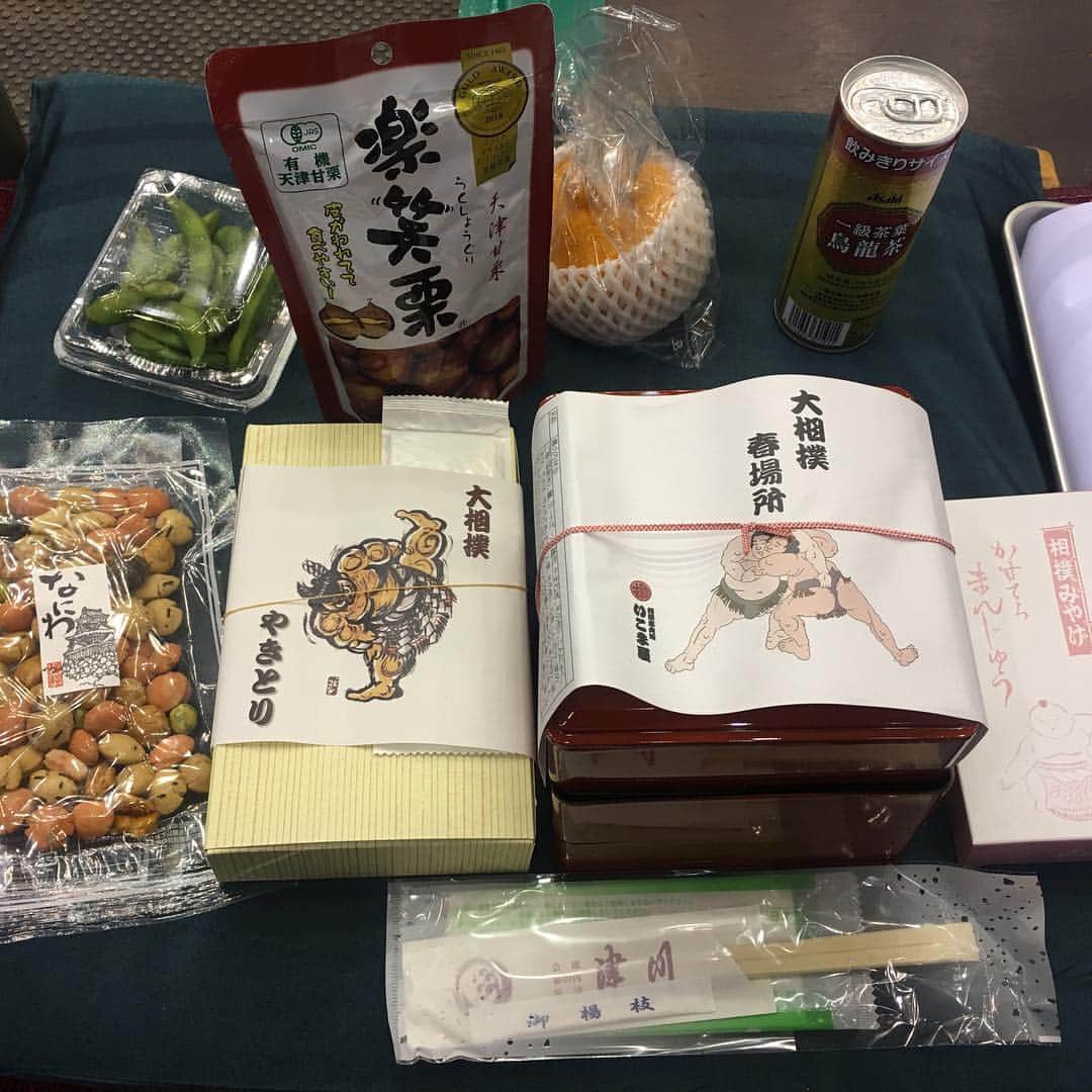 ヒロ寺平さんのインスタグラム写真 - (ヒロ寺平Instagram)「〼席弁当到着。  4枚の座布団に僕と弁当4個で既にパンパン。 ここに山田はんと銀瓶くんが到着したらどないなるんやろ？  ま、いらん心配せんとお弁当頂きまっす！」3月15日 11時19分 - hiroteradaira
