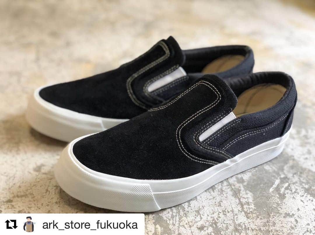 のインスタグラム：「#Repost @ark_store_fukuoka with @get_repost ・・・ . RFW NAAN FOLIO LINEN ¥13,500+tax . RFWからはスリッポンも到着済みです アッパーの、ベロアレザーとリネンが折り重なったデザインが◎な一足ですよ . #rfw #アールエフダブリュー #スリッポン #naan #今年はスリッポン多め #arkstore #アークストア #福岡 #天神 #大名 #福岡セレクトショップ」