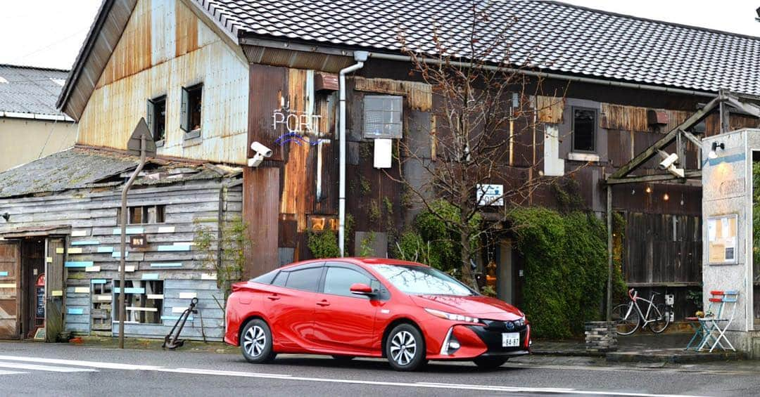 香川トヨタ公式さんのインスタグラム写真 - (香川トヨタ公式Instagram)「＊ #プリウス #prius #red #hv #車のある風景 #車のある暮らし #ハイブリッドカー #香川トヨタ #toyota #オリーブティアラ #車の魅力発信 #トヨタグラム #車好きな人と繋がりたい #おしゃドライ部 #spring #drive #instagram  #瀬戸内日和 #ohk #高松 #北浜アリー #takamatsu #kitahama #retro #cafe」3月15日 11時14分 - kagawatoyota_official