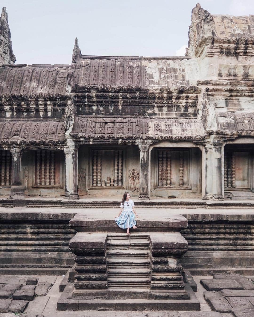 櫻井千尋さんのインスタグラム写真 - (櫻井千尋Instagram)「Spot ✈︎ Angkor Wat , Cambodia . ジャングルの中に600年も眠っていた アンコールワット遺跡。 敷地を周るのには1日じゃ足りないくらい壮大で、アンコールワットに着いたときの迫力は凄い！って言葉じゃ足りないくらい。 ( うまく伝えれないのが…😣👊🏻 ) . ツアーガイドさんがアンコールワットだけじゃなく、今のカンボジアの現状、戦争のときの話をしてくれて。 わたしのお仕事はスポットや国の魅力を伝えることが目的だけど、それだけじゃない魅力をたくさん教えていただきました。 発展していく国をこの目で見て、 話を聞けて、肌で感じれたことは、 来た意味を感じた 瞬間だったな〜 . . . Photo by @anrinakajima . #アンコールワット #angkorwat  #Cambodia #カンボジア #シェムリアップ  #siemreap #trip #travel #genic_mag」3月15日 11時27分 - chihirosakurai