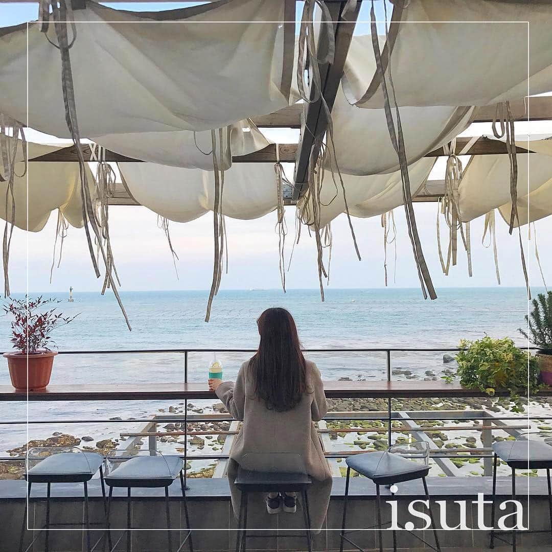 isutaさんのインスタグラム写真 - (isutaInstagram)「. 今回紹介するのは、韓国・釜山の大人気フォトジェニックなカフェ「Cafe Roof Top（カフェ ルーフ トップ）」❤︎ . こちらのカフェは、海雲台の海に面したところにあり、店内からも海を眺めることができます！ . 店内には、海雲台の海を一望できるオープンテラス席や屋上が用意されていて、ロケーションは最高♩ . 一番人気の席は、屋上のソファ席なんだそう！ リラックスしながらゆっくりお食事を楽しみましょう♡ _____ Cafe Roof Top access : 釜山広域市 海雲台区 中洞 524-11 _____ photo  by @syonsyonnsyon11 @0153b4 . #isuta #isutapic #isutacafe #イスタ #ルーフトップカフェ #韓国カフェ」3月15日 11時22分 - isuta_jp