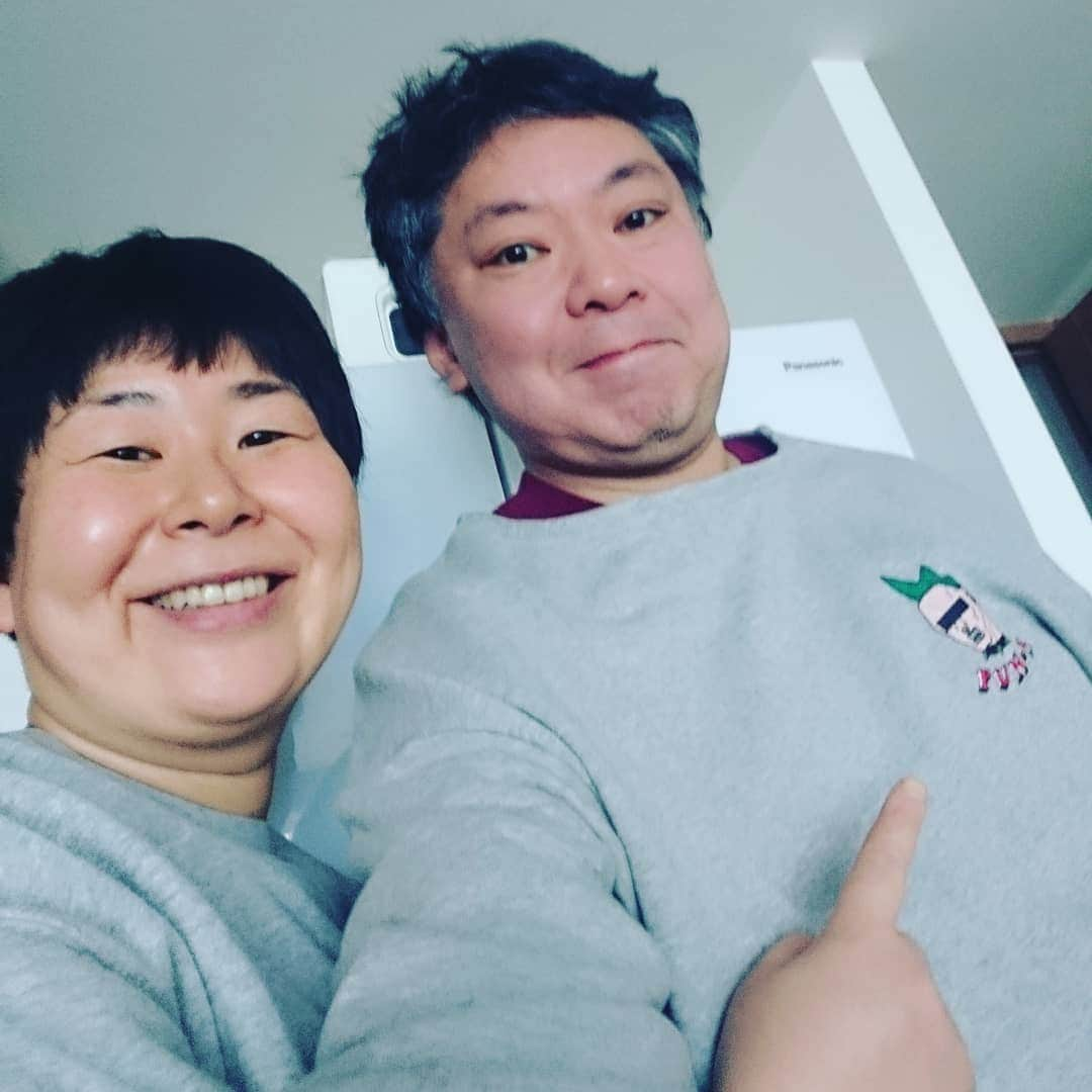 鈴木おさむさんのインスタグラム写真 - (鈴木おさむInstagram)「妻にPUNYUSのトレーナーをいただきました。着ます。なんか夫婦というより、兄弟みたいに見えるな(笑)」3月15日 11時25分 - osamuchan_suzuki