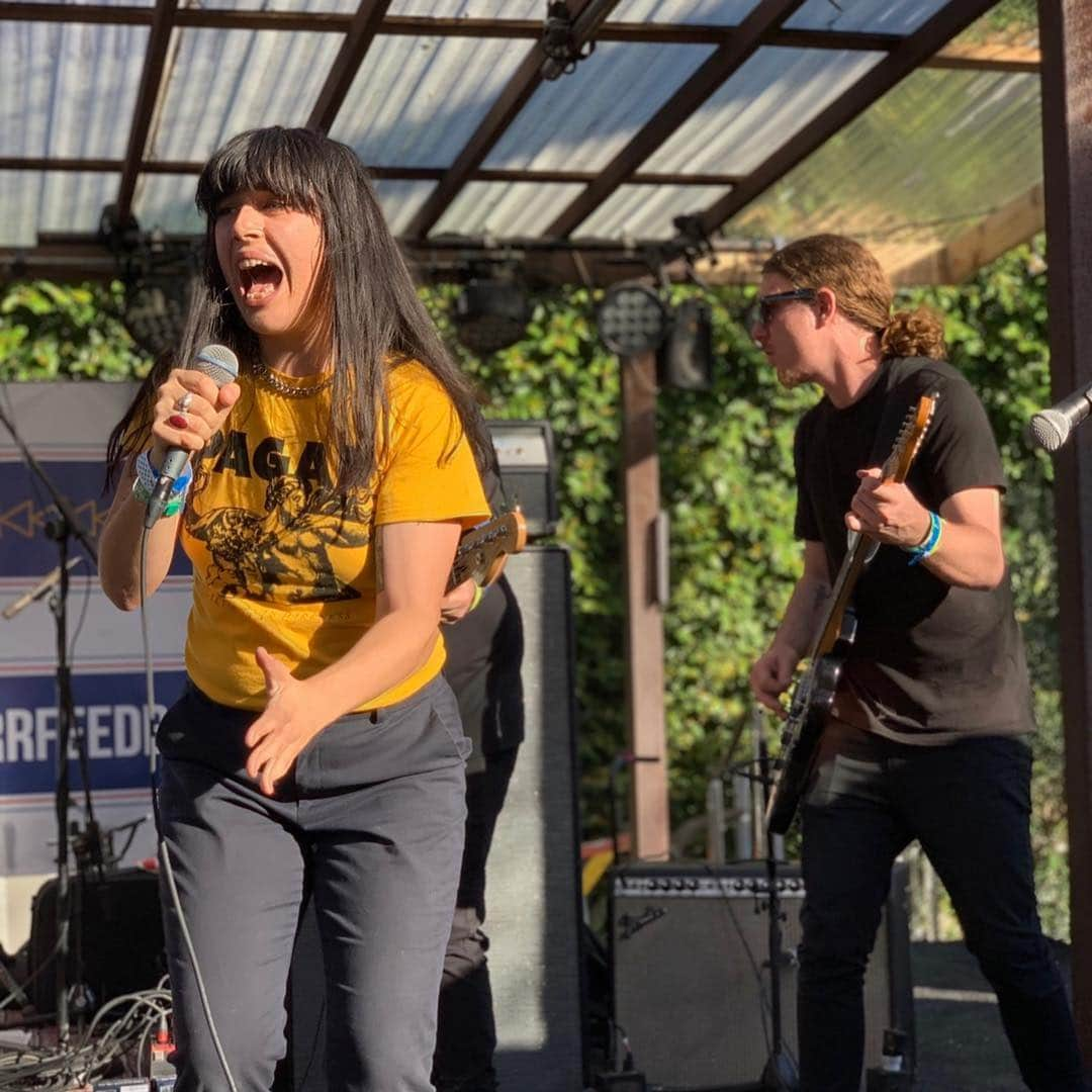 レイチェル・レイさんのインスタグラム写真 - (レイチェル・レイInstagram)「12 years and counting! Couldn’t have asked for a better first day at the #RRFeedback House. Thank you everyone🎸」3月15日 11時36分 - rachaelray