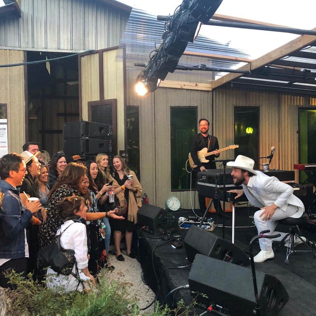 レイチェル・レイさんのインスタグラム写真 - (レイチェル・レイInstagram)「12 years and counting! Couldn’t have asked for a better first day at the #RRFeedback House. Thank you everyone🎸」3月15日 11時36分 - rachaelray