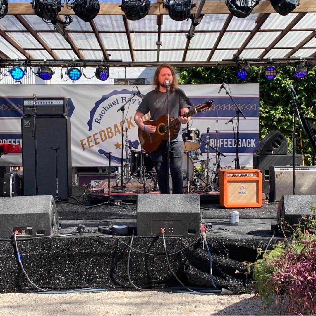 レイチェル・レイさんのインスタグラム写真 - (レイチェル・レイInstagram)「12 years and counting! Couldn’t have asked for a better first day at the #RRFeedback House. Thank you everyone🎸」3月15日 11時36分 - rachaelray