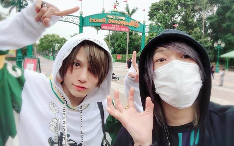 のインスタグラム：「大雨にも負けず言葉の壁にも負けず、二人で香港ディズニー楽しんできました。 なぜ2人で急遽海外に来たかと言うと、その理由は「海外行っちゃった方がノリがバカっぽくて面白いから」ってだけです。 昨晩はホテルの敷地内にあるレストランでステーキ食べた🥩  良き香港の思い出」