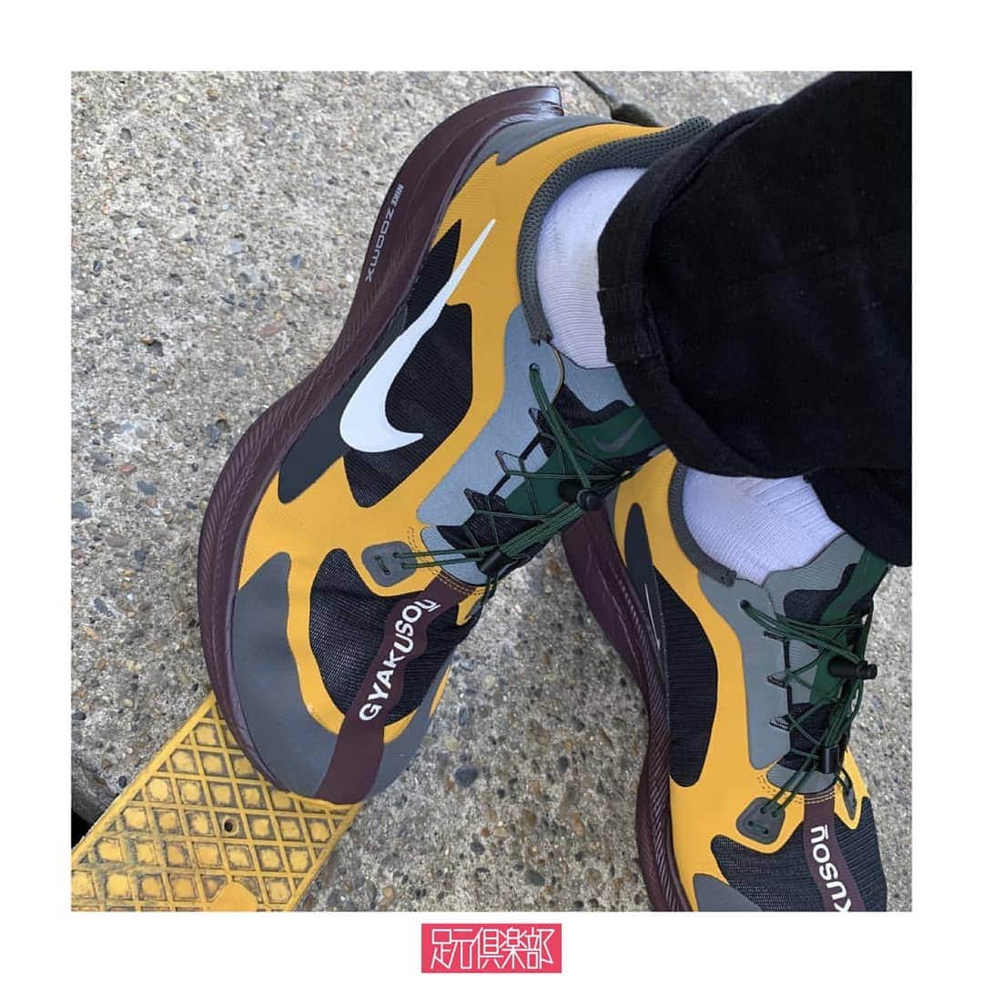 のインスタグラム：「「NikeLab」と「UNDERCOVER」のコラボレーションシリーズ[GYAKUSOU]から新たに登場した[PEGASAS 35]。ZoomXを採用したソールはハイパフォーマンスなランニングシューズとして分類されるも「UNDERCOVER」らしいデザイン要素を注ぎ込んだ逸足。 . (@tknb1028 )さんの足元倶楽部 . ブランド : NikeLab × UNDERCOVER モデル : PEGASAS 35 . ▼今すぐフォローして最新情報をチェックしよう！ 【NIKE 公式アカウント】 ⇒#@nike . 【UNDERCOVER公式アカウント】 ⇒#@undercover_lab . #nike#nikelab #undercover #PEGASAS35 #ナイキ #アンダーカバー #足元倶楽部 #足元クラブ #スニーカー女子 #足元くら部 #足元 #あしもと倶楽部 #スニーカー #スニーカーコーデ #スニーカー同好会 #キックス #靴 #コーディネート #スナップ #ファッションスナップ #ストリートスナップ #お気に入りの一足 #今日の逸足 #逸足 #운동화#kicks #newkicks」