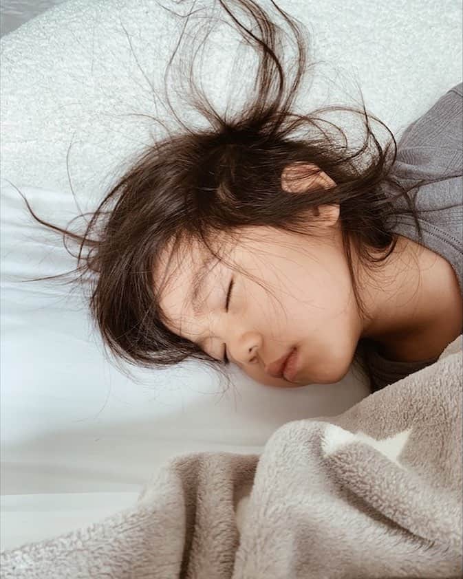 春名亜美さんのインスタグラム写真 - (春名亜美Instagram)「今朝はぜんっぜん起きなかったな 笑 夜泣きでこっちが泣きそうになってた頃が噓みたい #髪の毛 笑 ・ ・ ・ #長男 #4歳10ヶ月 #4yearsold #boy #男の子ママ #おはよう」3月15日 11時45分 - amiharunaami