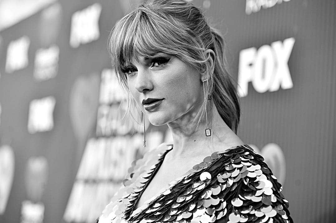 E! Onlineさんのインスタグラム写真 - (E! OnlineInstagram)「We can't say anything to her face. 'Cause look at her face. #iHeartAwards2019 (📷: Getty Images)」3月15日 11時45分 - enews