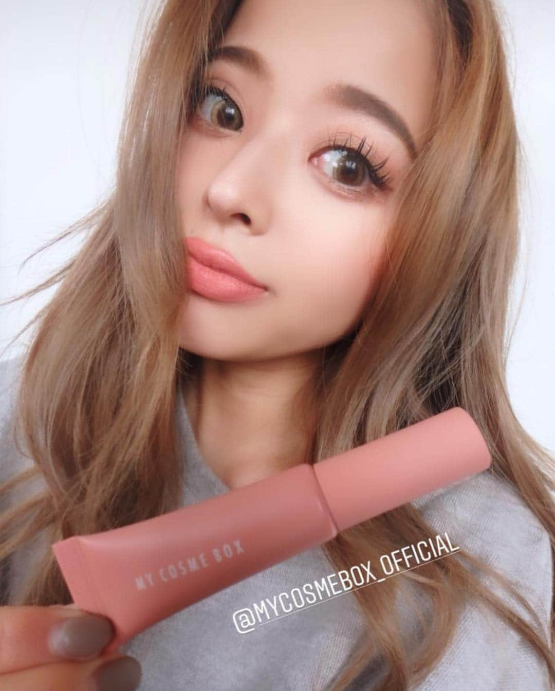 佐野真依子さんのインスタグラム写真 - (佐野真依子Instagram)「この春オススメしたい カラーはASYOU🌸 MY COSME BOX MY MAT LIP PAINT AS YOU パッと顔を明るくみせる ヘルシーピーチ 毎日つけたくなるような 自分らしいカラーに🌸 肌馴染みが良くどんなベースの 肌色の方にもオススメです❤︎ @mycosmebox_official  #MYCOSMEBOX #mycosmebox」3月15日 11時38分 - sanomaisanomai