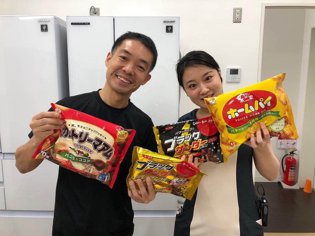 のインスタグラム：「新宿院のスタッフさんから差し入れをいただきました！！脂肪吸引を受けてくださったスタッフさんが経過観察と写真撮影のために新橋銀座口院にご来院されました。その際にお菓子の差し入れをいただきました。温かいお気遣いありがとうございました！！ひとつ前のインスタの投稿にも書きましたが、銀座エリア最大の美容クリニック「新橋銀座口院」には中国人スタッフがおり、中国語対応可能です！その中国人スタッフさんが写真の方です。中国人のみなさま、ぜひご来院ください！！ ٩(๑❛ᴗ❛๑)۶ ぜひ竹田先生の オフィシャルホームページも ご覧ください！！ 竹田啓介 オフィシャル  と検索するか、以下のアドレスへ！  http://shiboukyuuin-takeda.com/#  #湘南美容外科 #脂肪吸引 #豊胸 #根こそぎ #竹田 #相川佳之 #美容外科 #美容整形 #ダイエット #sbc #liposuction #ベイザー #脱毛 #二重 #ミラドライ #新橋 #新橋銀座口 #銀座 #コリドー街 (๑･̑◡･̑๑)」