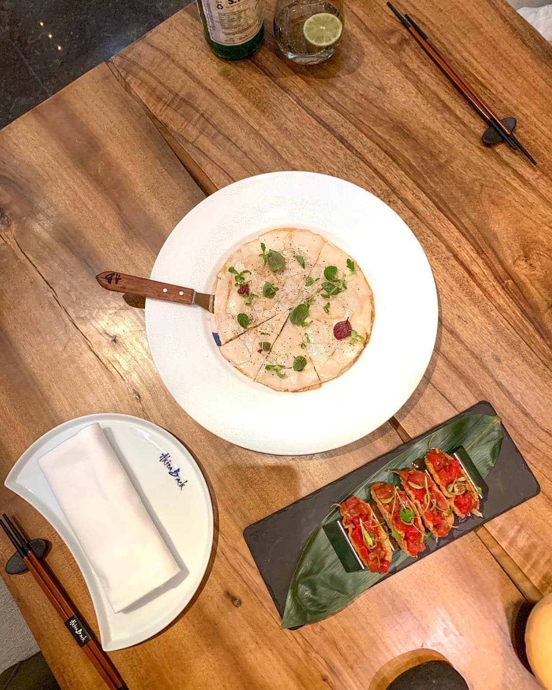 이미아 Mia Lee 李 美兒さんのインスタグラム写真 - (이미아 Mia Lee 李 美兒Instagram)「Akira Back, A Michelin Chef, opened a new Japanese restaurant at Four Seasons Seoul. These are one of his greatest signature dishes, eryngii pizza on truffle oil and ab tuna tacos with umami sauce.  I highly recommend both tuna and eryngii pizza.  The flavor is deep with white truffle oil.  도사 바이 미슐랭 스타 백승옥 셰프가 모던하고 스타일리쉬한 컨셉으로 3/7일 포시즌스 호텔에 '아키라백' 일식 퓨전 레스토랑을 오픈하였습니다. 싱가포르 그의 레스토랑에서 맛보았던 타코와 시그니처 디쉬인 송로버섯 오일이 첨가된 느타리 버섯 피자를 주문하였습니다. 화이트 트러플 오일의 풍미가 입안 가득 행복한 ₩19.000 한끼입니다.」3月15日 11時39分 - mia_personality