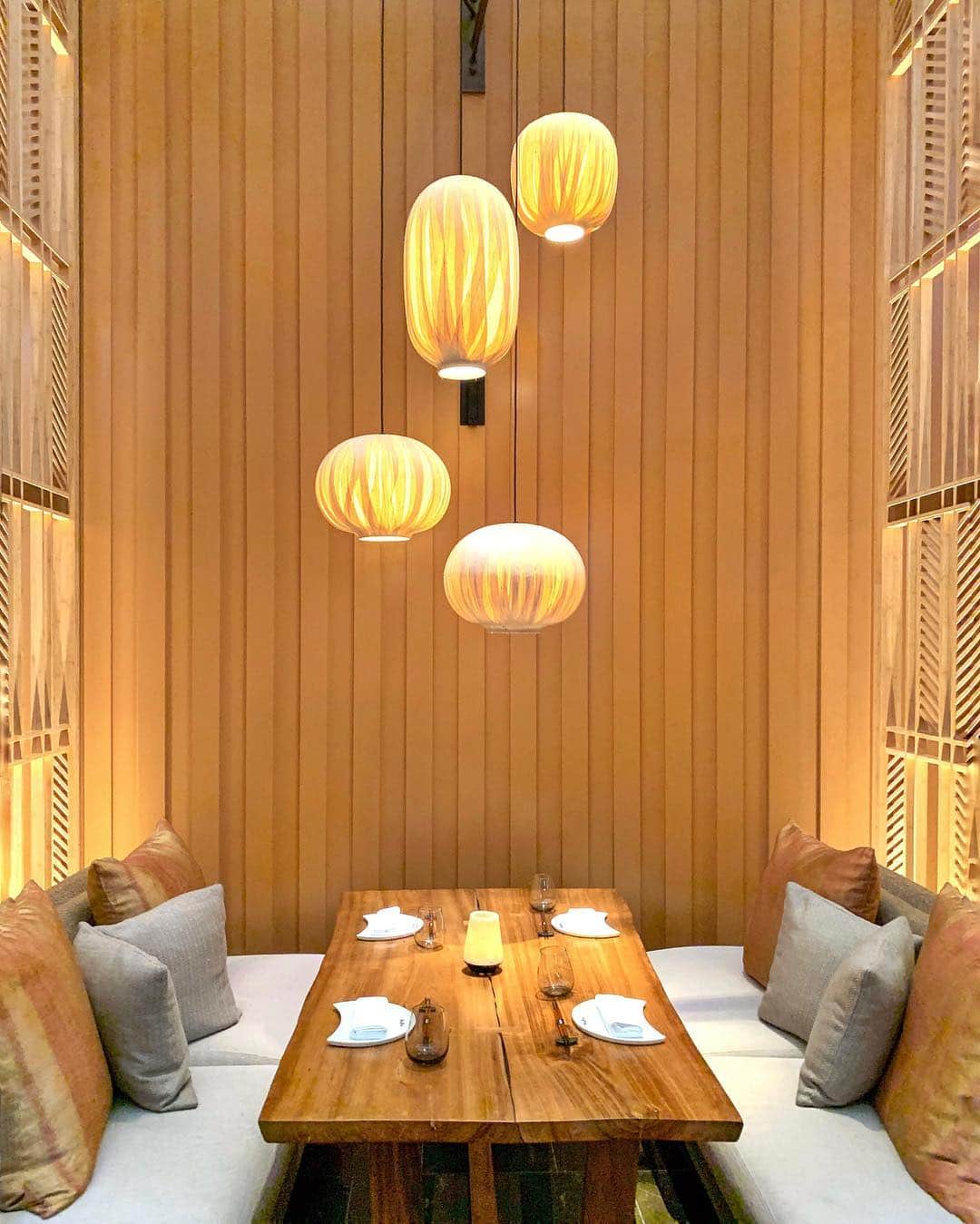 이미아 Mia Lee 李 美兒さんのインスタグラム写真 - (이미아 Mia Lee 李 美兒Instagram)「Akira Back, A Michelin Chef, opened a new Japanese restaurant at Four Seasons Seoul. These are one of his greatest signature dishes, eryngii pizza on truffle oil and ab tuna tacos with umami sauce.  I highly recommend both tuna and eryngii pizza.  The flavor is deep with white truffle oil.  도사 바이 미슐랭 스타 백승옥 셰프가 모던하고 스타일리쉬한 컨셉으로 3/7일 포시즌스 호텔에 '아키라백' 일식 퓨전 레스토랑을 오픈하였습니다. 싱가포르 그의 레스토랑에서 맛보았던 타코와 시그니처 디쉬인 송로버섯 오일이 첨가된 느타리 버섯 피자를 주문하였습니다. 화이트 트러플 오일의 풍미가 입안 가득 행복한 ₩19.000 한끼입니다.」3月15日 11時39分 - mia_personality