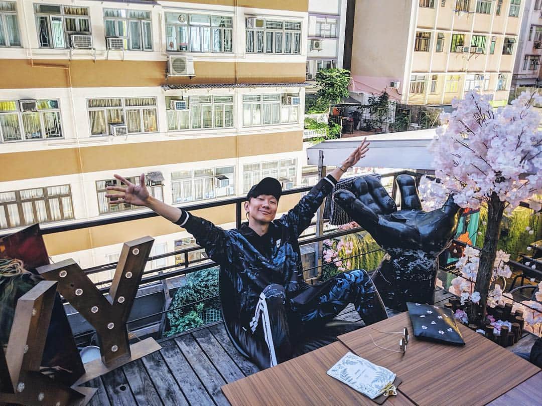 林俊傑さんのインスタグラム写真 - (林俊傑Instagram)「Chill spot on the rooftop. 找到一個不錯的屋頂咖啡廳。」3月15日 11時40分 - jjlin
