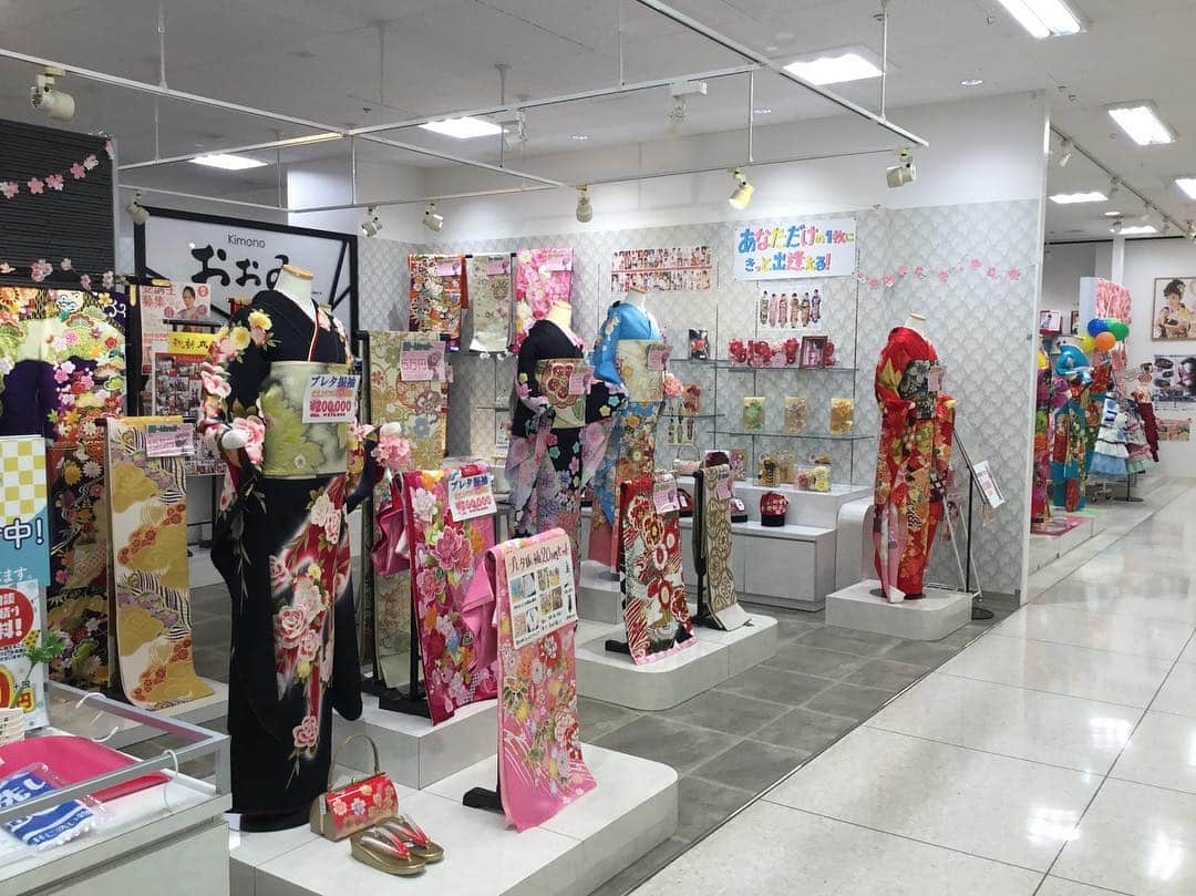 おゝみのインスタグラム：「あなただけの1枚にきっと出会える！ 今日もおおみ福島店でお待ちしています( ⁎ᵕᴗᵕ⁎ )❤︎ #oomi #おおみ福島店 #着物」