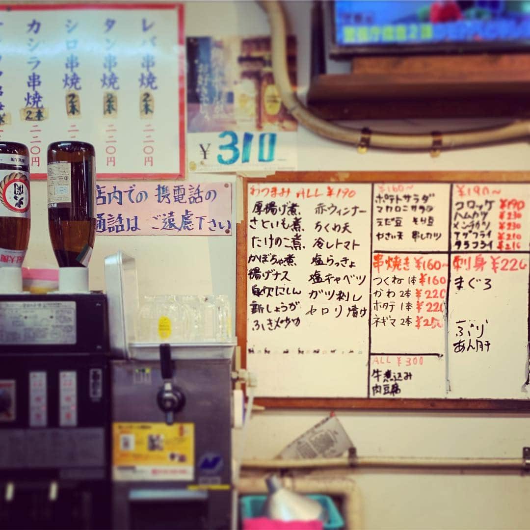渡辺祐さんのインスタグラム写真 - (渡辺祐Instagram)「久々の、上野・御徒町「立呑み たきおか」 #ハムカツ おぢさんには油がアレですが（笑）、カウンターはひとり呑みのおぢさんばかりで満タン。おぢさん安心。「携電話」がじわじわ酔いですね。瓶ビール＋ツマミ（一品）だと日本円で600ぐらい。」3月15日 22時41分 - task_watanabe