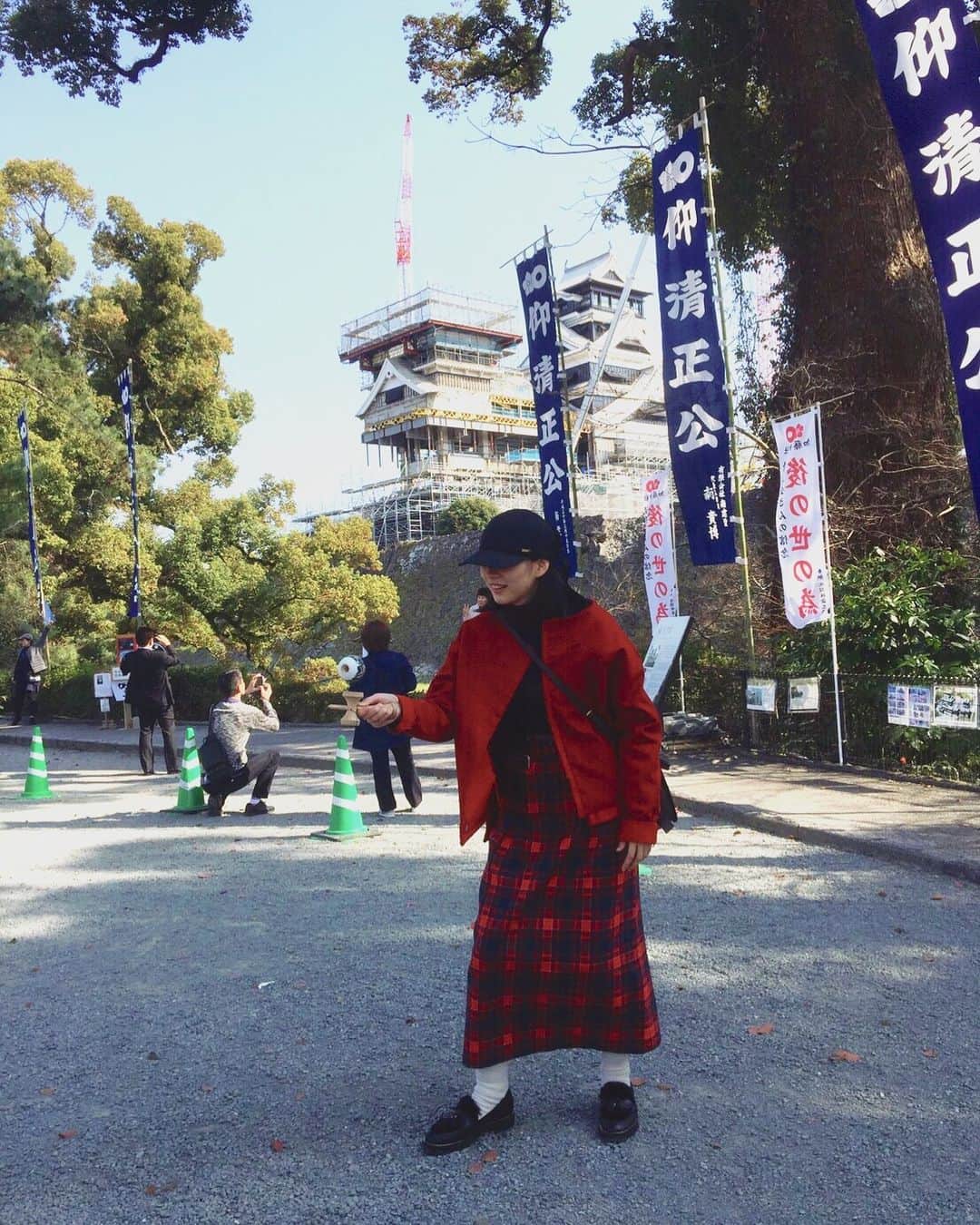 のん（能年玲奈）さんのインスタグラム写真 - (のん（能年玲奈）Instagram)「熊本へ行きました。スタッフのけん玉を借りて挑戦。  ささやかですが、募金をさせていただきました。がまだせ熊本。 #熊本いいとこ #熊本城」3月15日 22時32分 - non_kamo_ne