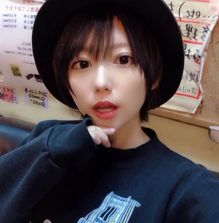 篠崎こころのインスタグラム：「髪切ったよ〜 早く襟足伸びてウルフになりたい🐺」