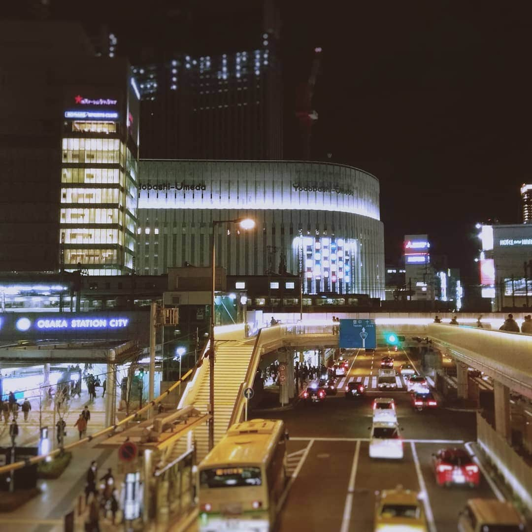 Terry Birdさんのインスタグラム写真 - (Terry BirdInstagram)「Di atas jambatan ini, Saya memikirkan awak dari jauh. Makan apa hari ini? Bertemu siapa hari ini? Saya sedang menunggu pergi ke sana. . . #umeda #osaka #TakaakiTerry #TakaakiDiOsaka #jepun #japan」3月15日 22時34分 - takaaki_terry