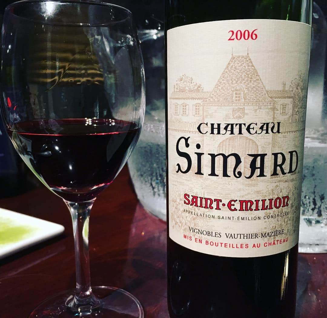 ひぐち君さんのインスタグラム写真 - (ひぐち君Instagram)「シャトー シマール 2006🍷 シャトー オーゾンヌのオーナー、アラン・ヴォーティエ所有。なめし皮のような香りに、凝縮した果実味、ビロードのようなタンニン。 #chateausimard 2006 #saintemilion  #bordeaux  #france #france🇫🇷 #merlot 80% #cabernetfranc 20% #房s西新宿  #新宿 #tokyo #wine #vin #vino #winetime #winelover #instawine #wineexpert」3月15日 22時37分 - higehiguchi