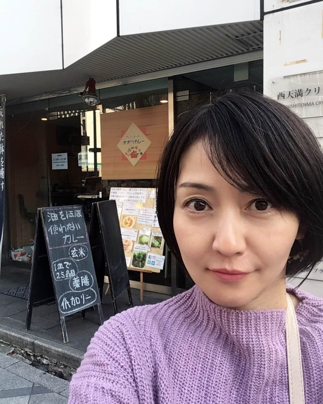 あだち理絵子さんのインスタグラム写真 - (あだち理絵子Instagram)「忙しい時ほど、#カレーパワー  15時からいけるのは だいぶ幅が狭くなる  #南森町カレー #天満カレー  #アジアンキッチンオオツカレー  嬉しい事に油の量も少なく、小麦、バターなんかも使わないんだって！  #ローカロリー  初めてだったので  #ポークキーマの薬膳カレー #肉といろいろ野菜グリーンカレー  の2種合いがけ なんと23〜25品目とれるんだとかっ。  見た目も、もー、いっぱい乗ってるよねっ。  店主の手間を惜しまない愛情が伝わってきまつ。  お味はサラリとしてるんだけど、ちゃんと奥深い。  グリーンカレーもこんな薄い色なのに、しっかりグリーンカレー。  桜エビの香ばしさやら、 ナムルの塩っけ オイスターっぽい味やら 飽きない！  で、日本人好みやと思う。  いろーんな、味を 一皿で食べれて幸せでしたっ😆  #カレー部#カレー女子#大阪スパイスカレー#カレー好きな人と繋がりたい #カレー#薬膳カレー#ヘルシーカレー#なんせカレー好き #そういや昨日の現場はCoCo壱カレーデリバリーだった。」3月15日 22時38分 - adachi.rieko