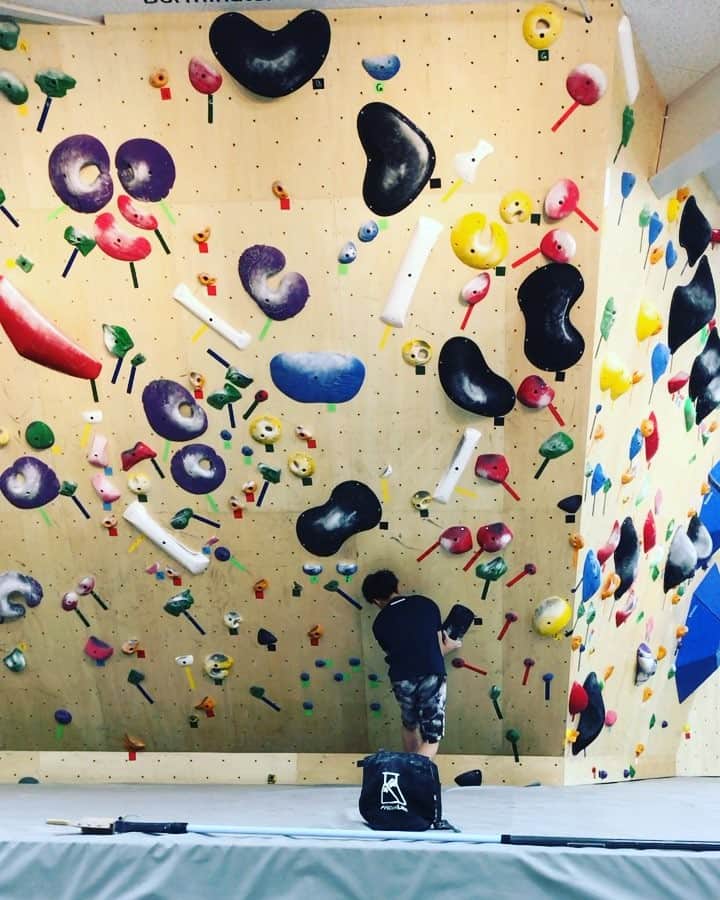 のインスタグラム：「Good boulder at @boulderpark_basecamp !! #climbing #クライミング #bouldering #climbing_videos_of_instagram #blacktape #黒テープ @scarpaspa @frictionlabs @organicclimbing @champion_japan #日新火災」