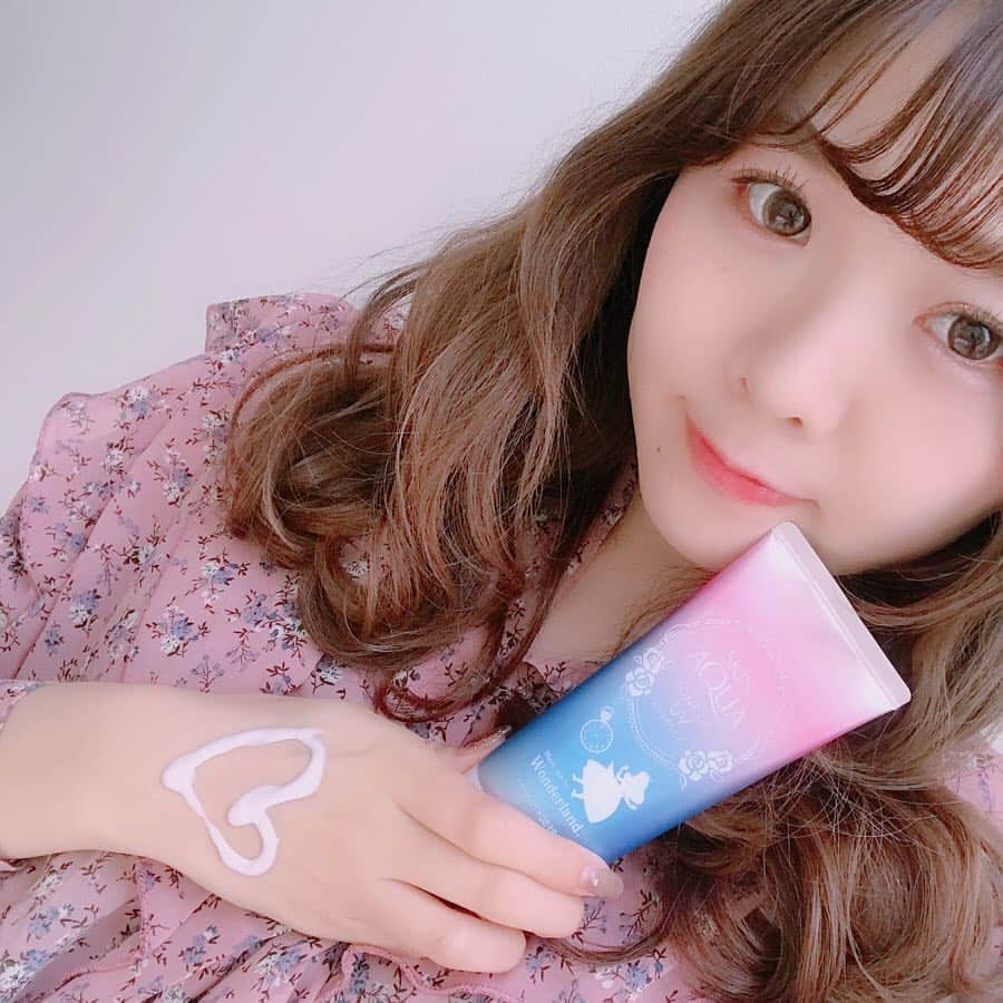 のインスタグラム：「少し早めの日焼け対策❤︎ . スキンアクア トーンアップUVエッセンスは 昨年も使ってたリピアイテムの日焼け止め🥺☀️💕 全身にも、化粧下地としても使えてお肌に透明感が◎  血色感のピンクと透明感のブルーを合わせたラベンダーカラーがお肌をトーンアップしてくれて見せてくれるよ☺️ 伸びがよくて白浮きしないし、 しっとり保湿されてる感じがするから好き🤔✨ . アリスのパッケージも可愛くて持ち歩くのもうきうきする🥰🐰💕 . これから紫外線がどんどん強くなるから、日焼け対策をしっかりして絶対焼かないようにがんばろ〜〜☀️ . .  #スキンアクアトーンアップuvエッセンス #ひみつひみつひみつのuv  #スキンアクア #トーンアップuv #日焼け止め #プチプラコスメ #コスメレポ #コスメ紹介 #アリス #美肌 #美白 #美白効果 #透明感 #透明感メイク #ロート製薬_pr #コスメ好き #美容好き #美容好きさんと繋がりたい」