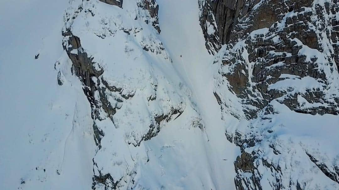 佐々木明さんのインスタグラム写真 - (佐々木明Instagram)「Hiking in Lofoten island,Norway. 「Akira’s project」 テーマはエクストリームとか冒険とか命を賭けてとかではなく、旅行したら背伸びしちゃうじゃん。 って言う。日本を離れて海外に行くとバジェット決まってたはずなのに、楽しみたくてお財布の紐が緩む。みたいな。 そんな感じで最高の景色見に行くのに簡単な道行けばいいのに背伸びしてわざわざ急なところを登って景色見に行くみたいな。 と言うより生きている事に理由がないように、旅とか旅行するのに「楽しむ！」以外の理由いりますか。何を伝えたいのか。 人生のチョイスは俺次第。他人ではない。 理由ばっか。大人になると。  そんな旅ムービーAKIRA’S Projectは今年秋リリース🎥  #akirasproject  #trip #travel #movie #lofotenislands #lofoten #norway #norwaynature  #nature #snow #hiking #mountain」3月15日 21時06分 - akiraexploring