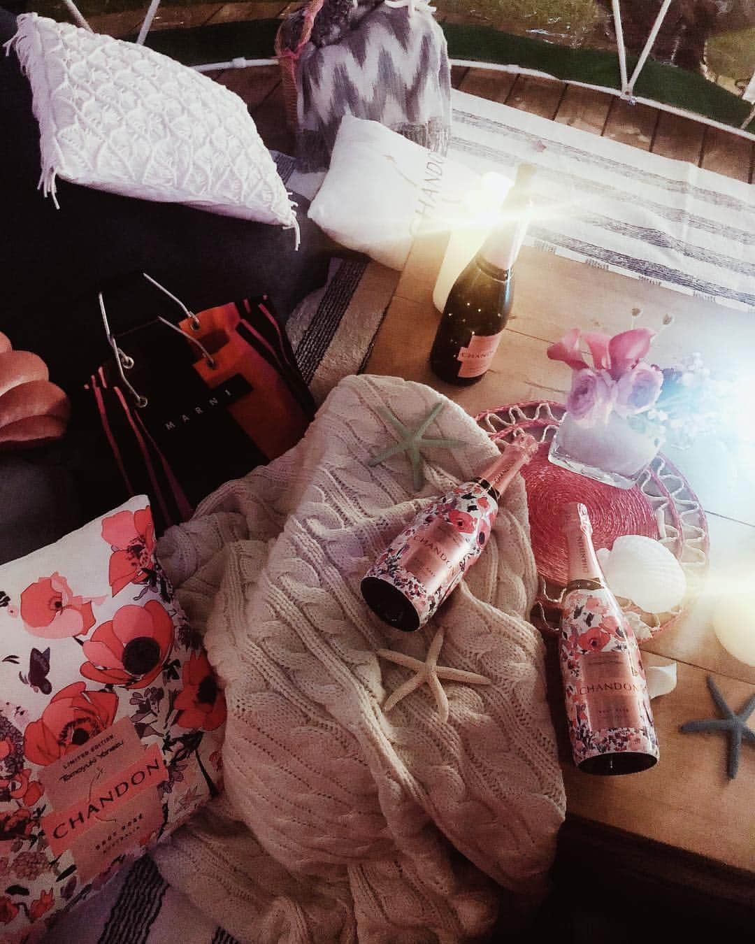 倉園由菜さんのインスタグラム写真 - (倉園由菜Instagram)「. . 昨年に引き続き、昨日は「CHANDON BLOSSOM LOUNGE 」のオープニングセレモニーへ。﻿ 👉スワイプ﻿ ﻿ テントの中が可愛かった💓﻿ グランピングしたいなー。﻿ ﻿ 会場にはおっきいシャンドンがあって、﻿ ボトルの底が万華鏡になってたの！﻿ ﻿ 六本木の東京ミッドタウンガーデンにて今日3月15日～4月14日まで開催しているそうです🌸﻿ ﻿ #お花見シャンドン﻿ #OHANAMICHANDON #PR﻿ #六本木 #六本木ミッドタウン #東京ミッドタウン #ミッドタウンガーデン #ミッドタウンガーデン #グランピング #テント」3月15日 21時08分 - yuna_kurazono