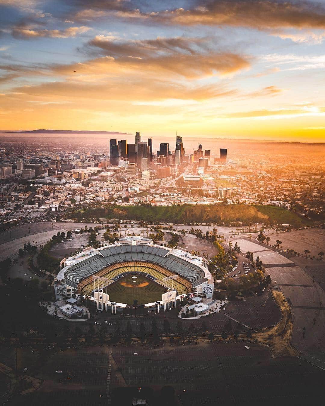 BEAUTIFUL DESTINATIONSさんのインスタグラム写真 - (BEAUTIFUL DESTINATIONSInstagram)「Whatever your fantasy formula, Los Angeles' Dodger Stadium is the perfect place to spend the spring and summer with America's favorite pastime — baseball. Are you a hard-hitter or more of a hot-dogs-and-beer-in-the-stands kind of fan? (📷: @ryanmillier 📍Los Angeles, California)」3月15日 21時17分 - beautifuldestinations