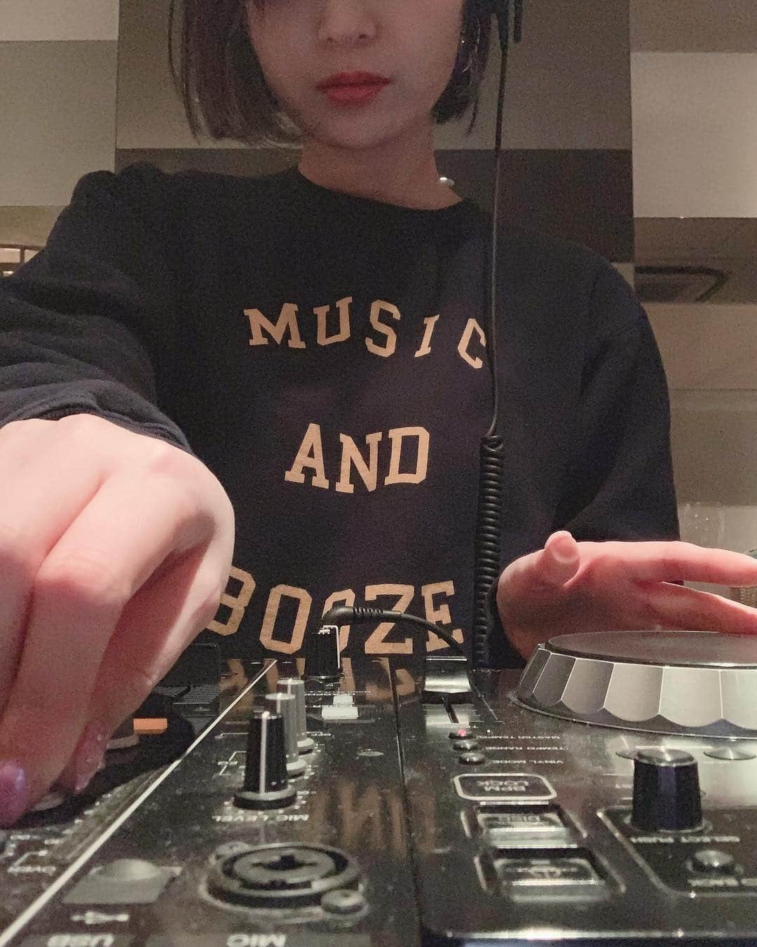 畑中奈緒美さんのインスタグラム写真 - (畑中奈緒美Instagram)「・ MUSIC AND BOOZE🎧 DJの時に着たくなるやつ🎼 髪切ったらトレーナーたくさん集めたくなった🎵 このトレーナーも25日からの函館蔦屋書店の期間限定SHOPで店頭に並ぶよん🎶 ユニセックスです🖤 @divaandram ・ #dj #music #DIVAandRAM #ディーヴァアンドラム #畑中奈緒美」3月15日 21時19分 - hatanaka_naomi