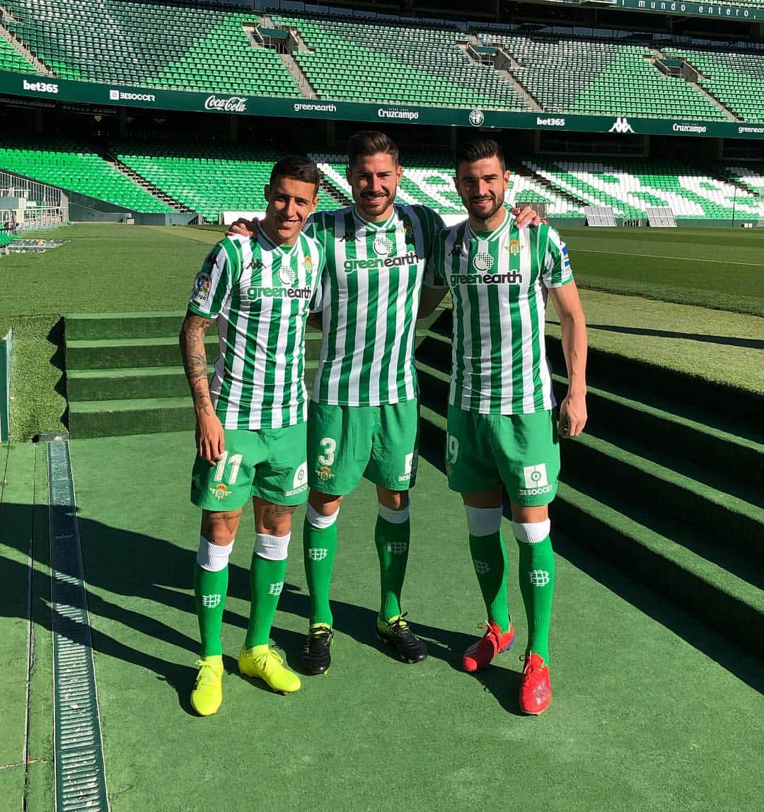 アントニオ・バラガンさんのインスタグラム写真 - (アントニオ・バラガンInstagram)「Foto de equipo 2019!! Aquí junto a dos grandes @javigarcia_6 y @ctello91 #realbetis #equipo #19 #3 #11 @realbetisbalompie」3月15日 21時20分 - antoniobarragan17