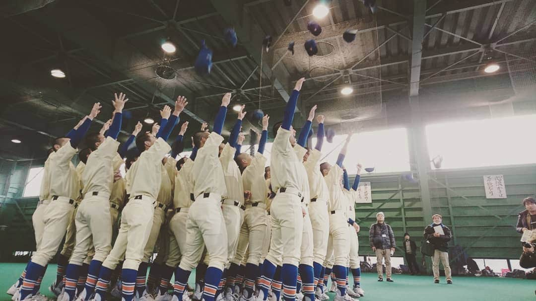 飯田嘉太さんのインスタグラム写真 - (飯田嘉太Instagram)「春の選抜高校野球⚾の組み合わせが決まりました❗  石川の星稜は大阪・履正社と👊  大会初日の第③試合です👏  早速、今日星稜へ挨拶に行ってきました☺  みんな対戦相手がしっかり決まったので ヤル気に満ち溢れている様子💪  そして、ミーティング時の林監督の言葉は グッと心に染み渡るんですよね🍀  石川県勢初の甲子園優勝旗を❗  僕も今のところ甲子園に行きます✨  そして、先輩が今日取材した模様は 18(月)の石川さんプライムニュース内の スポーツコーナーで🎵  #春の選抜高校野球大会 #高校野球 #平成最後の #センバツ #甲子園 #石川県 #星稜 #野球部 #大会初日 #目指せ #初優勝 #まずは初戦 #高校球児 #エース #奥川恭伸 選手 #プライムニュース #石川テレビ #アナウンサー  最後の写真はセンバツが決まった時のです🎵」3月15日 21時30分 - kabuto_iida