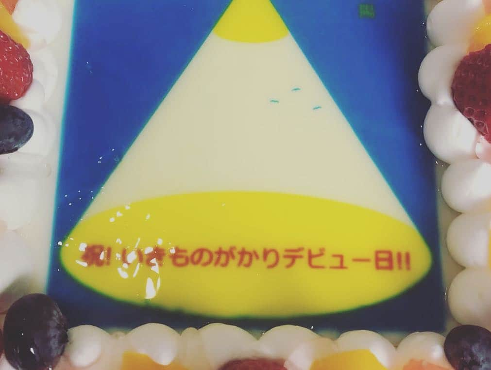 吉岡聖恵さんのインスタグラム写真 - (吉岡聖恵Instagram)「お陰様で今日は１４回目のデビュー記念日❗️﻿ 皆さまありがとうございます✨✨✨﻿ 今日も今日とて、スタジオでツアーリハーサルだよ🎤🌼🌼🌼﻿ リハーサルの始めに、スタッフさん達から、「太陽」☀️のジャケット柄のケーキをサプライズで頂きました🌈🌈🌈﻿ 全てに感謝🌟サポートメンバーの皆様とぱしゃり🌷🌷🌷﻿ 🍀﻿ 🍀﻿ 🍀﻿ そして！昨日のBSフジの特番の最後に発表されましたが、4月9日（火）よりBSフジにて、いきものがかり初となる冠レギュラー番組がスタートすることになりました🎉🎉🎉﻿ 番組名は『BSいきものがかり』です🌼🌼🌼﻿ 楽しい番組に出来たらいいな🎶﻿ 🍀﻿ 🍀﻿ 🍀﻿ 『BSいきものがかり』✨﻿ 記念すべき4月9日(火)の初回放送では、メンバーそれぞれが≪会いたい人≫をテーマにトーク・ロケを繰り広げます。﻿ ぜひ、毎週火曜日は「BSいきものがかり」をご覧下さい👀✨﻿ http://www.bsfuji.tv/bsikimono/pub/index.html﻿ #3月15日はデビュー記念日﻿ #お陰様です﻿ #太陽﻿ #ジャケット柄ケーキ﻿ #サポメとぱしゃり﻿ #最高です﻿ #BSいきものがかり始まるよ」3月15日 21時30分 - kiyoe_yoshioka_official