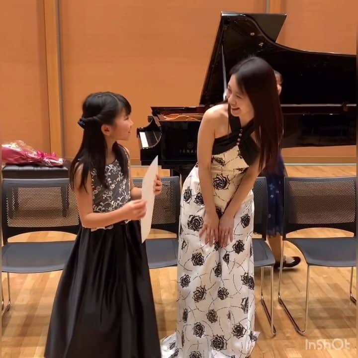 のインスタグラム：「It was great to see their smiling faces 😍 I was a jury for a piano competition in the first half. They did very well which surpassed my expectations!!! 😳🤗 Anyway, they are so adorable, aren't they? 🥰 前半には選抜されたお子さん達の演奏審査をさせて頂きましたが、皆さんそれぞれ練習の成果を精一杯発揮していました。弛まぬ努力は勿論必要不可欠ですが、今後も、音を楽しむ心や音楽を奏でる喜びを決して失わずに歩んでいって欲しいなと思います😊 ・・・ 📕理沙さんのショパンのノクターンベスト3は何ですか？ 1位 62-1 2位 27-2 3位 48-2 & 48-1  です！ 📕演奏する時ストーリーや情景をイメージしていますか？ はい、しています。ストーリーもそうですが、特に色彩感や陰影は強くイメージしています。何が正解というのはないので、自由にご自身のイマジネーションを膨らませてみて下さいね。 ・・・ ※DMは使用しておりません。ご了承下さい。 ・・・ #pianist #pianocompetition #congratulations #smiles #piano #lisanakazono #中園理沙」