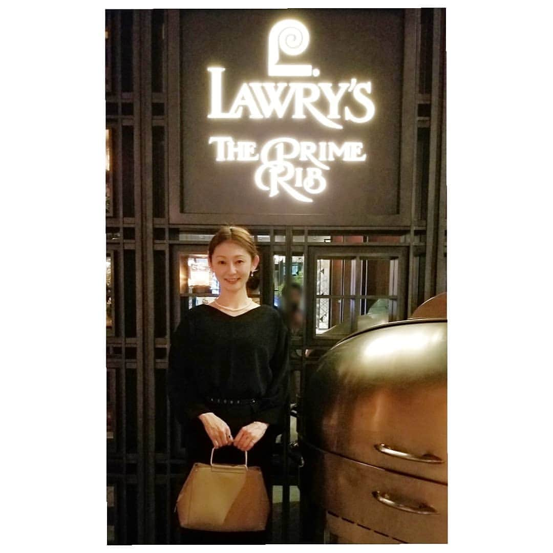 風花舞さんのインスタグラム写真 - (風花舞Instagram)「Lawry's The Prime Rib AKASAKAにて、少し早い父の誕生会dinner。いくつかお店の候補を出して、父に行きたいお店を選んでもらったのだけど、父が選んだのはやはりお肉のお店(笑)今回はローストビーフ。 「昔はもっと食べられたのにな～もう食べる量減っちゃって～」と言いながらも、私より大きいサイズを頼んで完食してたっ👀 そのお歳でそれだけ食べられれば十分スゴいですよ、父上。 私は一番小さいサイズを頼んだのだけど、それでも大きかった～さすがアメリカン💦でも美味しかった～！ シーフードプラッターもロブスタービスクもニューヨークチーズケーキも美味しかった～♪お店もとっても素敵でした。  一昨日から美味しいもの続きで贅沢しすぎたっ😅 明日から摂生しますっ 水分だけで生きますっ… ん～と、それは嘘ですっ😝  父上、来年も元気にお肉食べましょうね。量は少し減らしても良いので😁 happy　birthday！  今週は偶然にもお食事会が続いて、楽しい人たちとそれぞれに楽しい時間を過ごせて本当に幸せだったー！ 感謝です❤️ #おめでとう#楽しかった#美味しかった#幸せ#happybirthday#ローストビーフ#誕生会#ロウリーズザプライムリブ赤坂#Lawry's The Prime Rib#ロブスタービスク#オマール海老ビスク#ビスク好き#メニューにあったら頼んじゃう」3月15日 21時23分 - kazahanamai_official